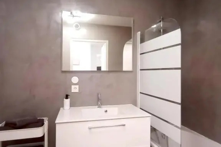 Room 4 of 9