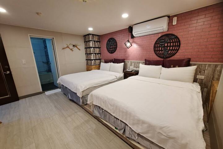 Room 7 of 32