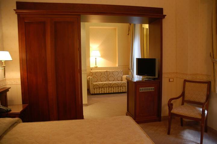 Room 25 of 38