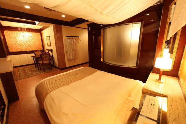 Room 6 of 14