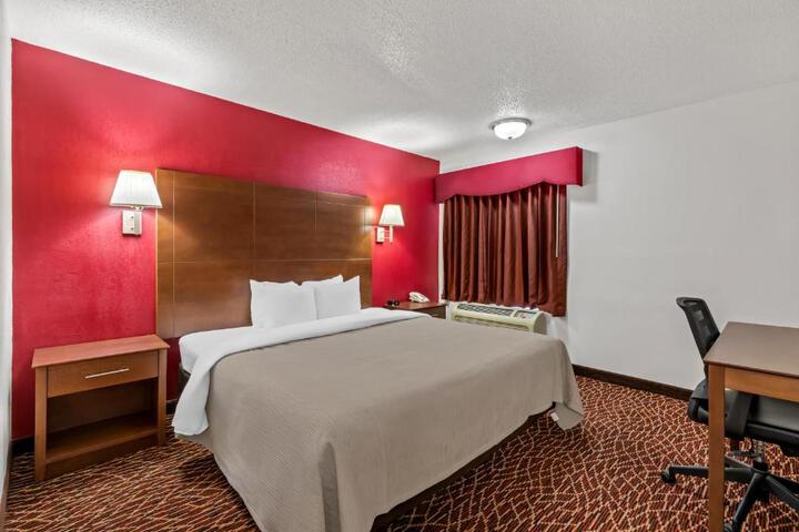 1 King Bed (4 of 15)