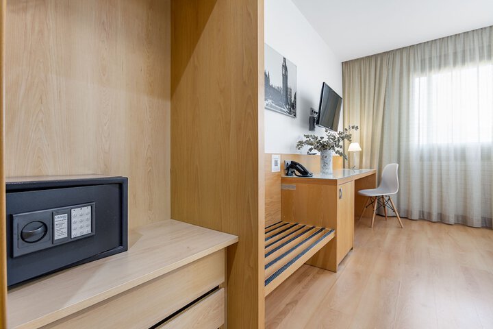 Room 10 of 28