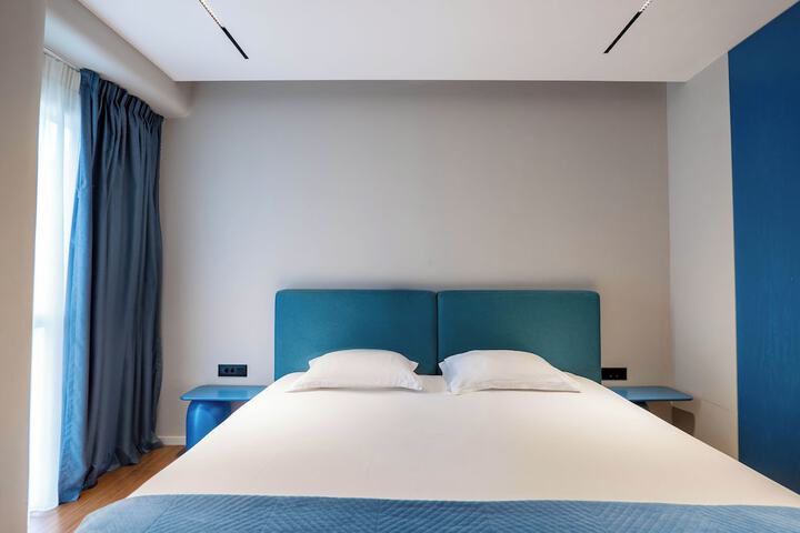 Room 28 of 132