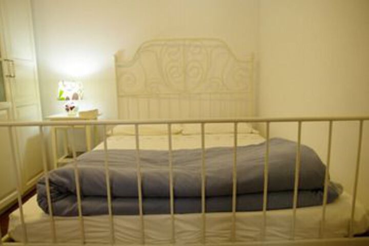 Room 5 of 12