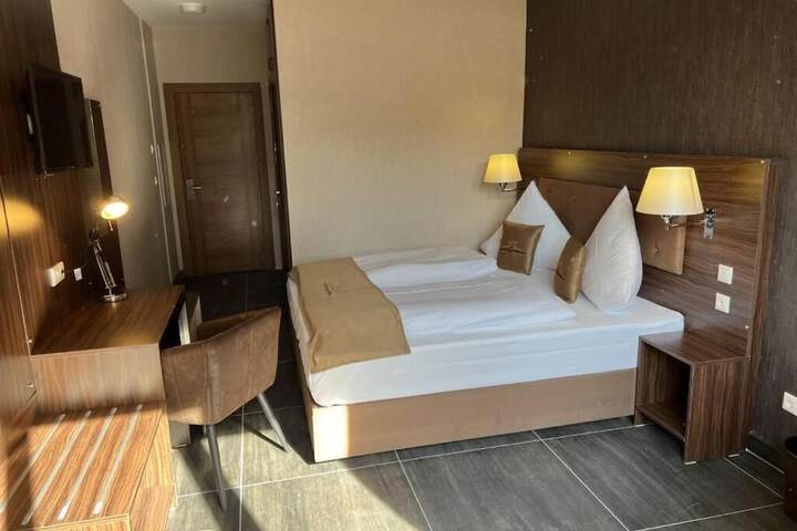 Room 6 of 13