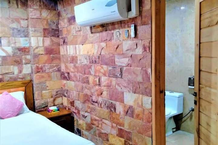 Room 5 of 18