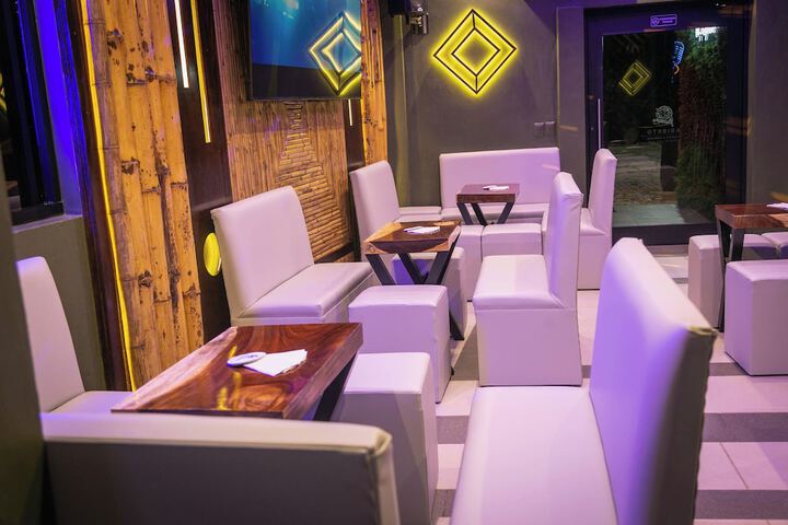 Lounge 25 of 40