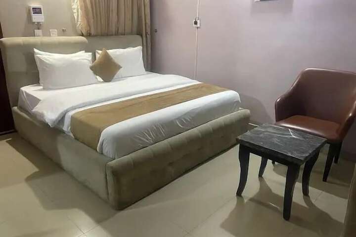 Room 12 of 25