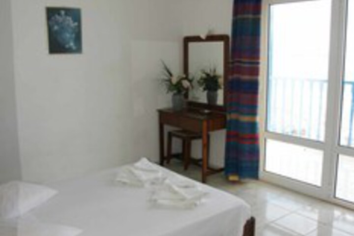 Room 6 of 10
