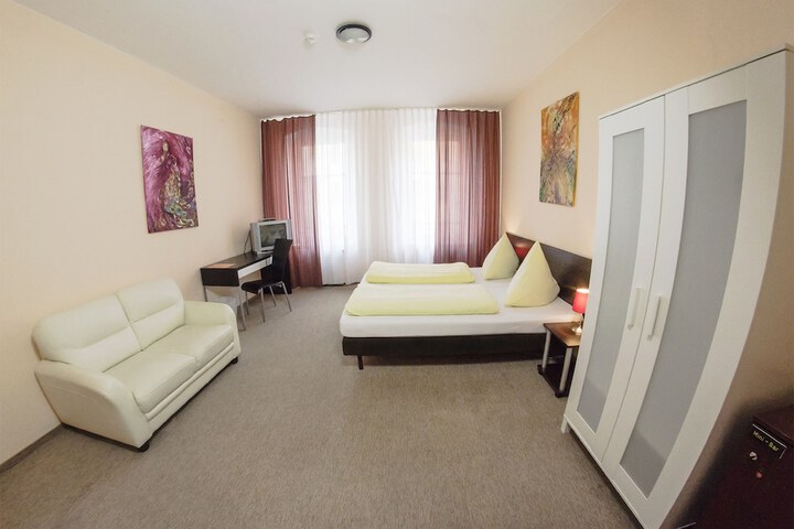 Room 3 of 28