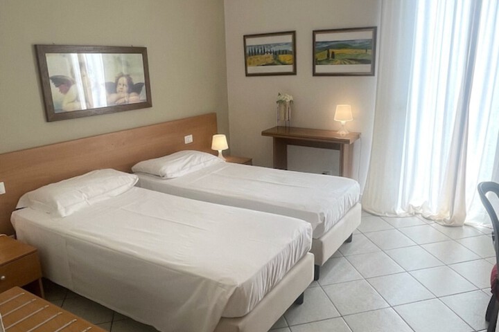Room 12 of 37