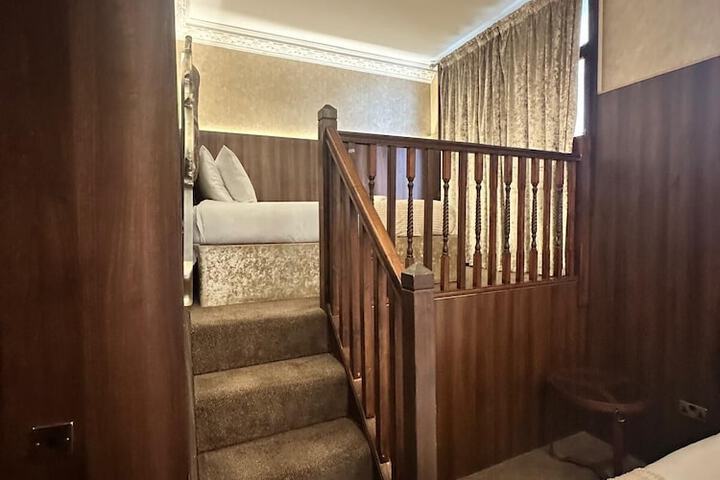 Room 32 of 171