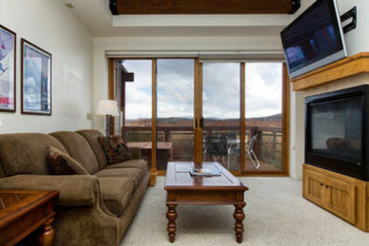 2Br Newpark Townhouse with Hot Tub by RedAwning