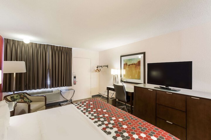 1 King Bed (5 of 11)