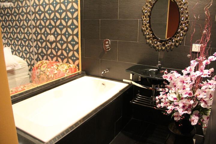 Deep soaking bathtub