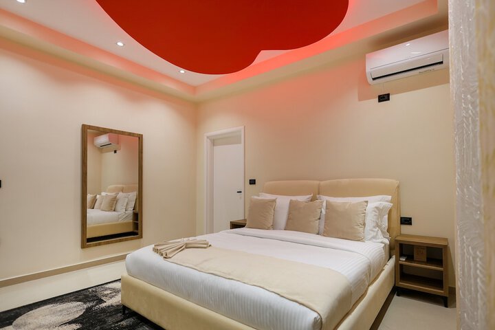 Room 15 of 33