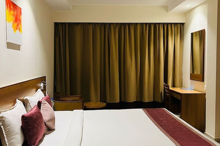 Room 6 of 18