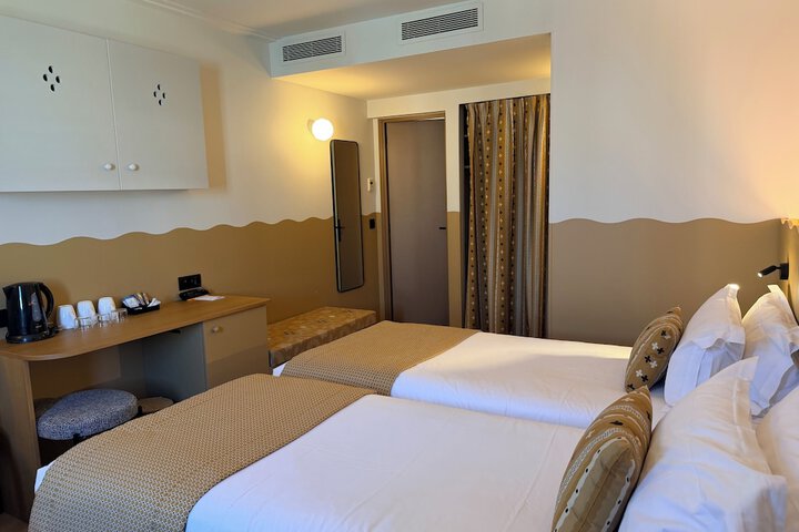 Room 34 of 69