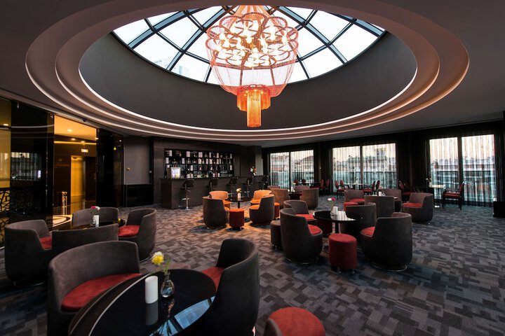 Lounge 41 of 48