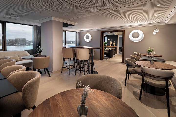 Lounge 122 of 130