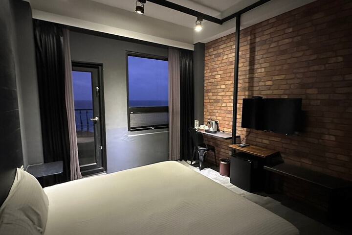 Room 9 of 17