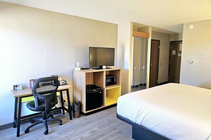 1 King Bed (14 of 16)