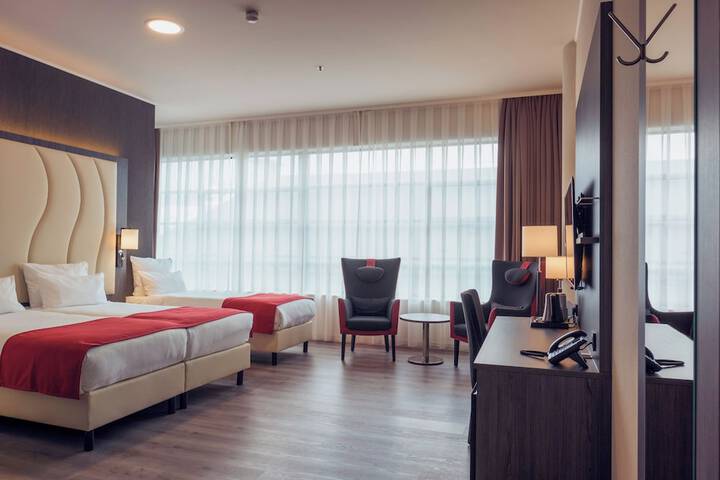 Room 10 of 84