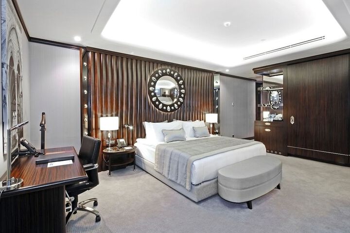 Room 5 of 102