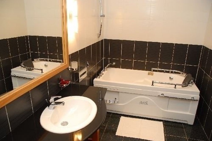 Room 16 of 38