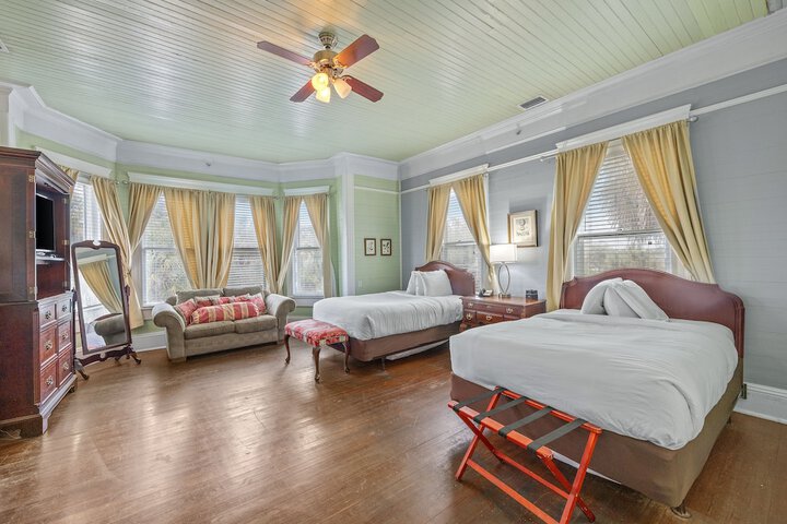 2 Double Beds (3 of 8)