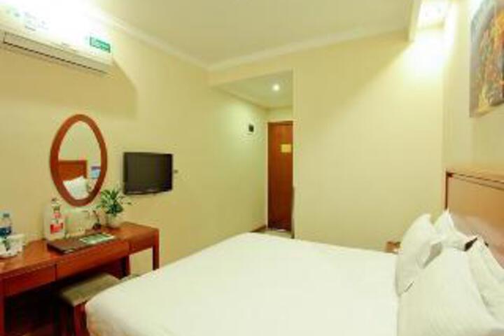 Room 10 of 14