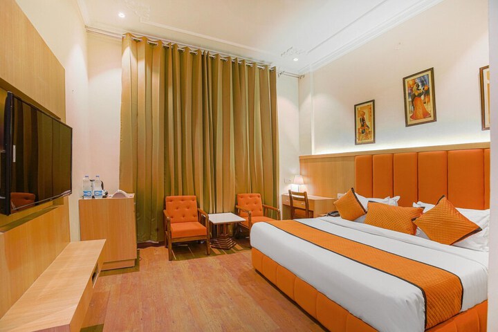 Room 8 of 12