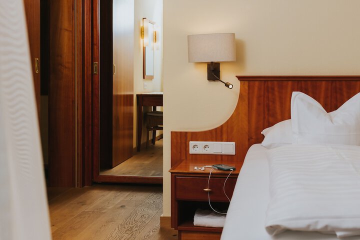 Room 15 of 193