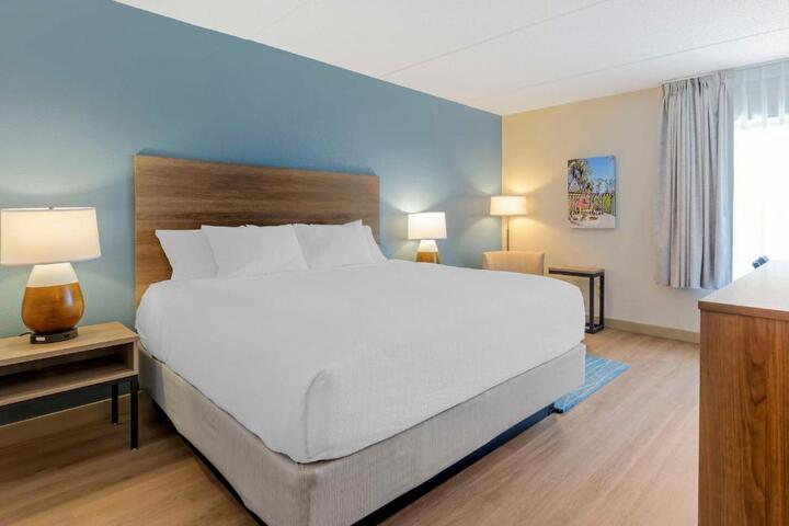 1 King Bed Microwave, Refrigerator Shower Only Full Breakfast (5 of 12)