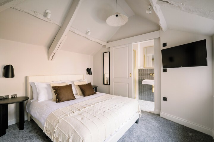 Room 11 of 48