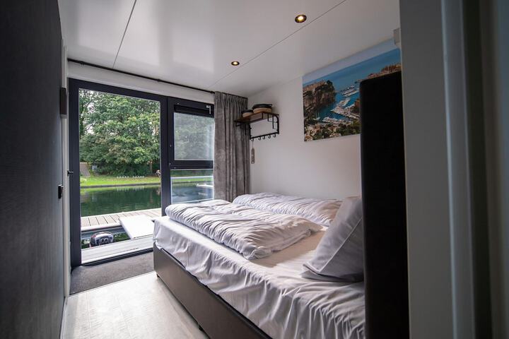 Room 6 of 24