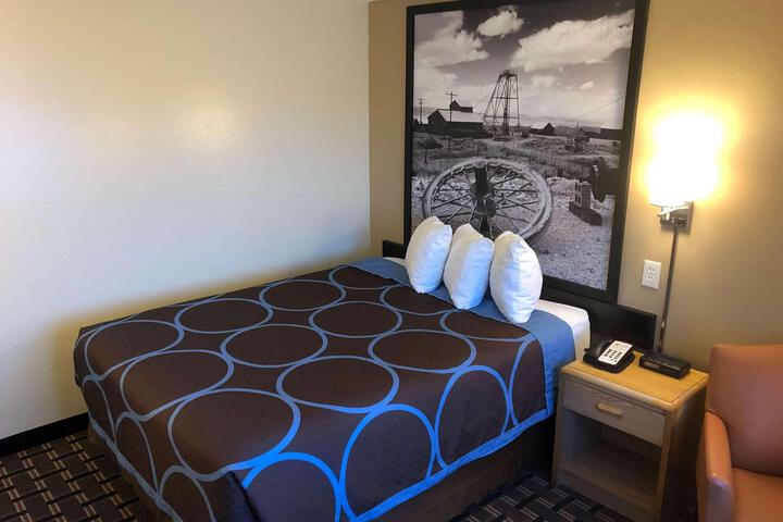 1 Queen Bed (10 of 19)