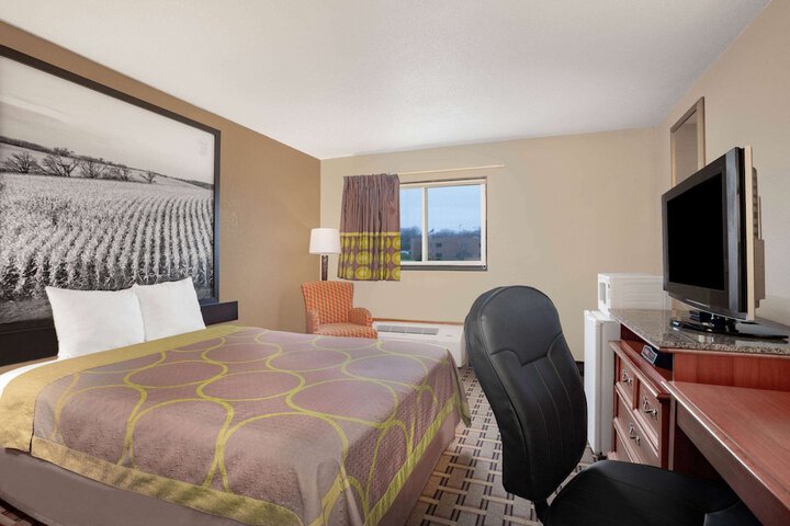 1 Queen Bed (1 of 16)