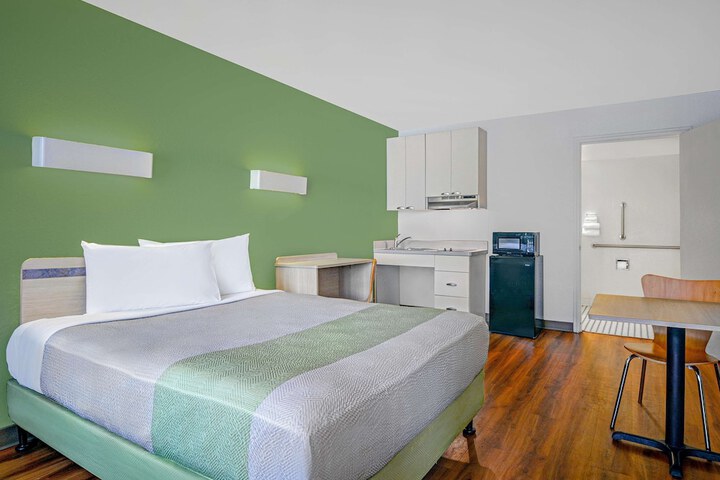 Queen Room with 2 Queen Beds Disability Accessible (12 of 19)