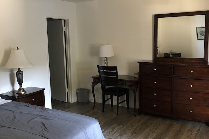 Basic Room 1 King Bed City View (5 of 6)