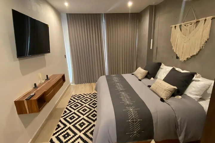 Room 2 of 8