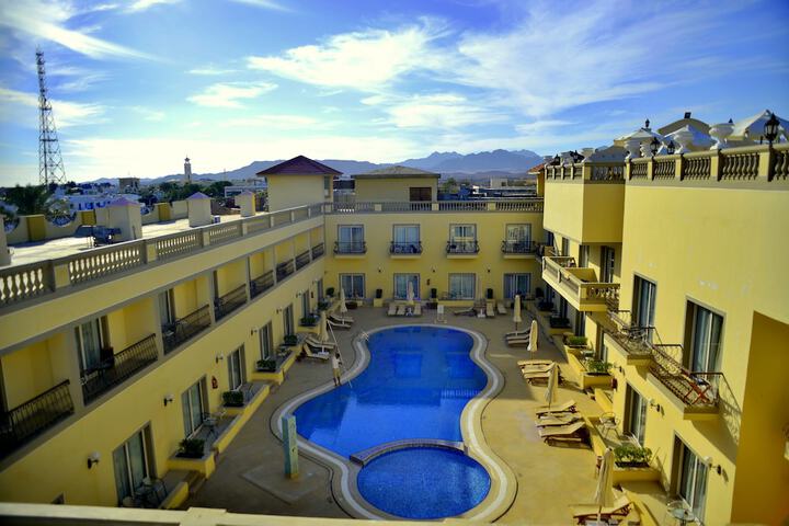 Hotel Pool