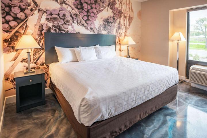 1 King Bed (5 of 9)