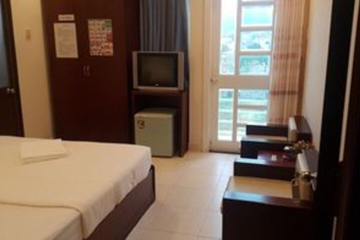 Room 3 of 8