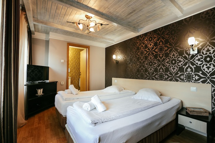 Room 8 of 40