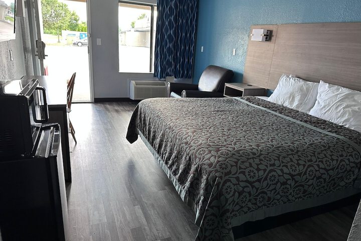 1 King Bed Deluxe (4 of 11)