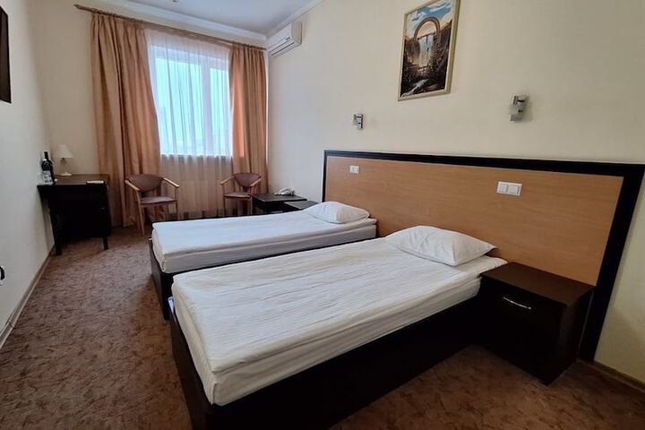 Room 4 of 10