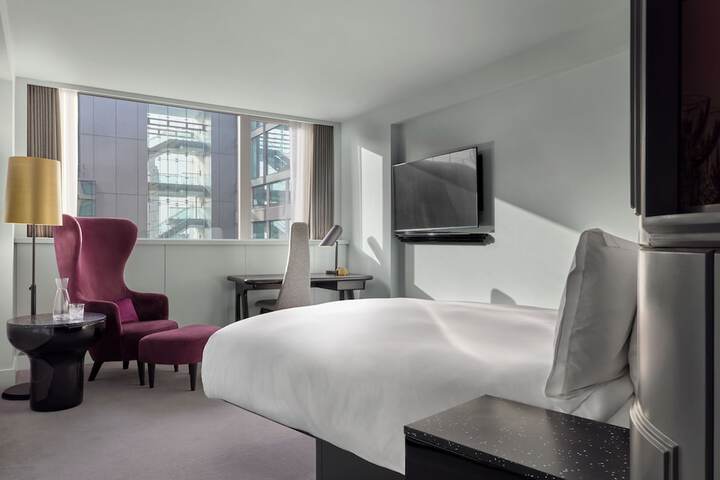 Room 32 of 233