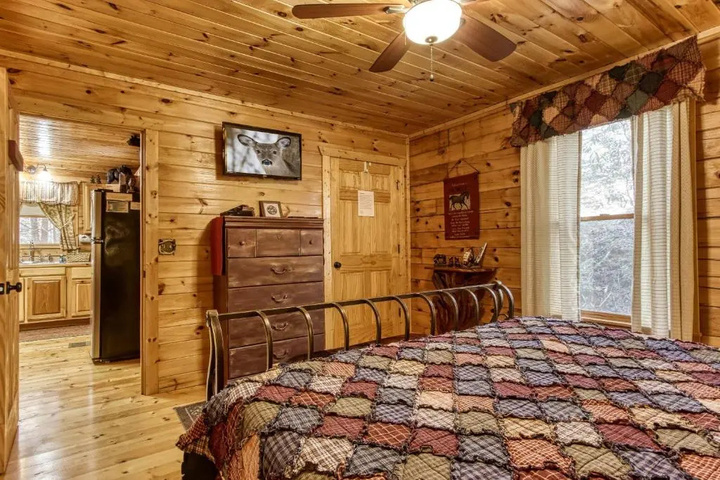 Room 5 of 18