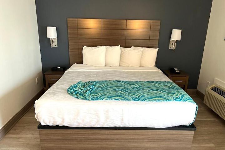 Room 11 of 32